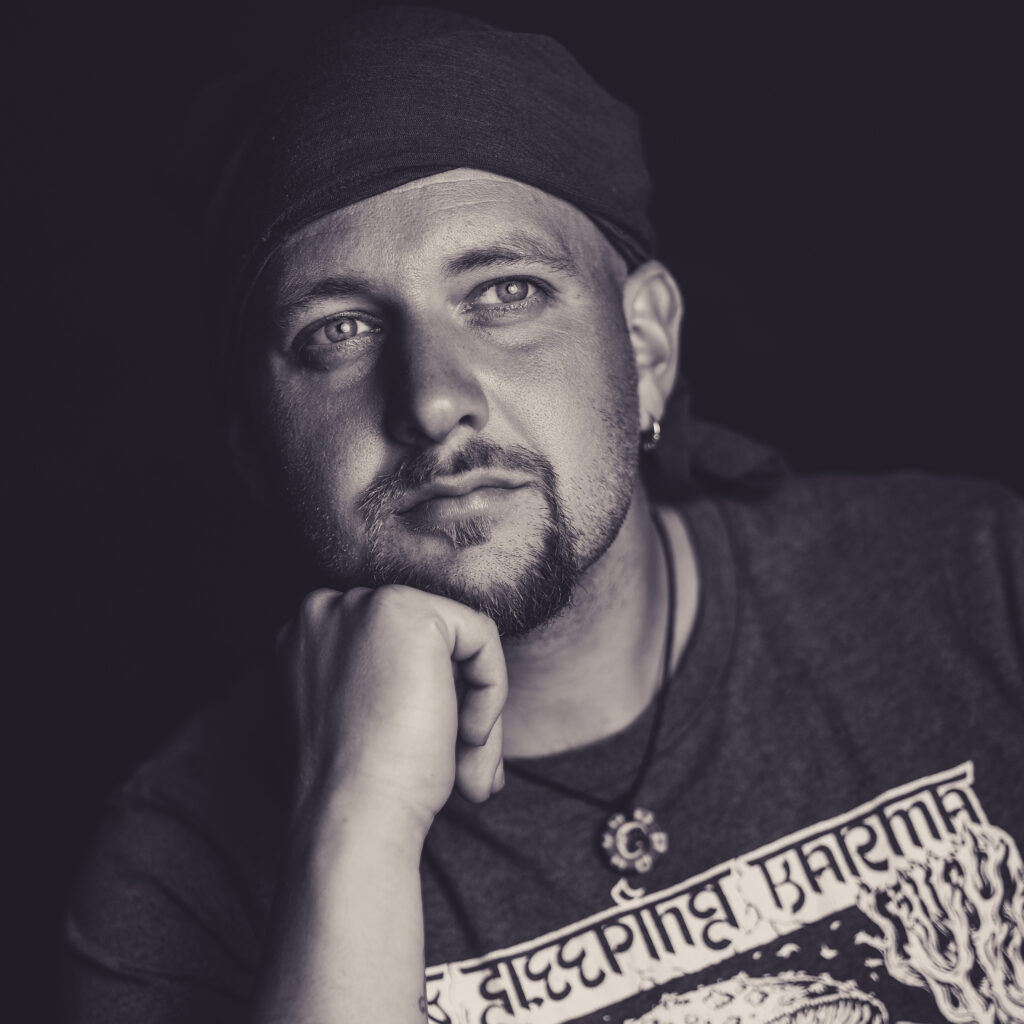 Nikolai legt kinn auf Faust ab und schaut - gedankenverloren - leicht an der Kamera